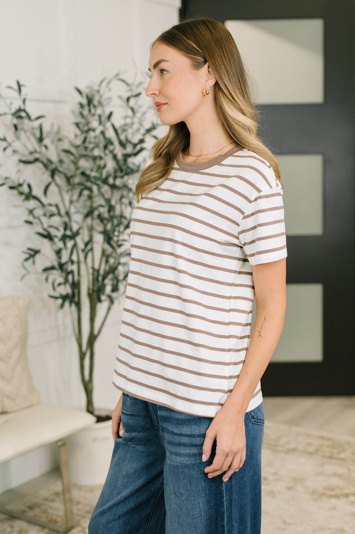 Convincing Argument Casual Tee in Mocha